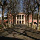 Sulla destra troviamo villa Meo Evoli, finita di costruire nel 1792 da Vito Giuseppe Martinelli. Il viale centrale, che termina davanti alla maestosa facciata formata da due portici sovrapposti, � costeggiato da minute colonnine greco-romane 